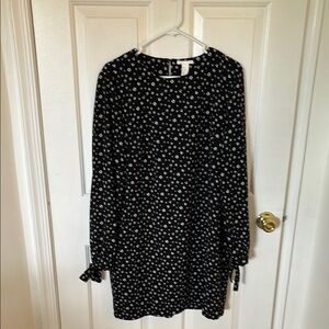 H&M Black and White Long Sleeve Sheath Dress